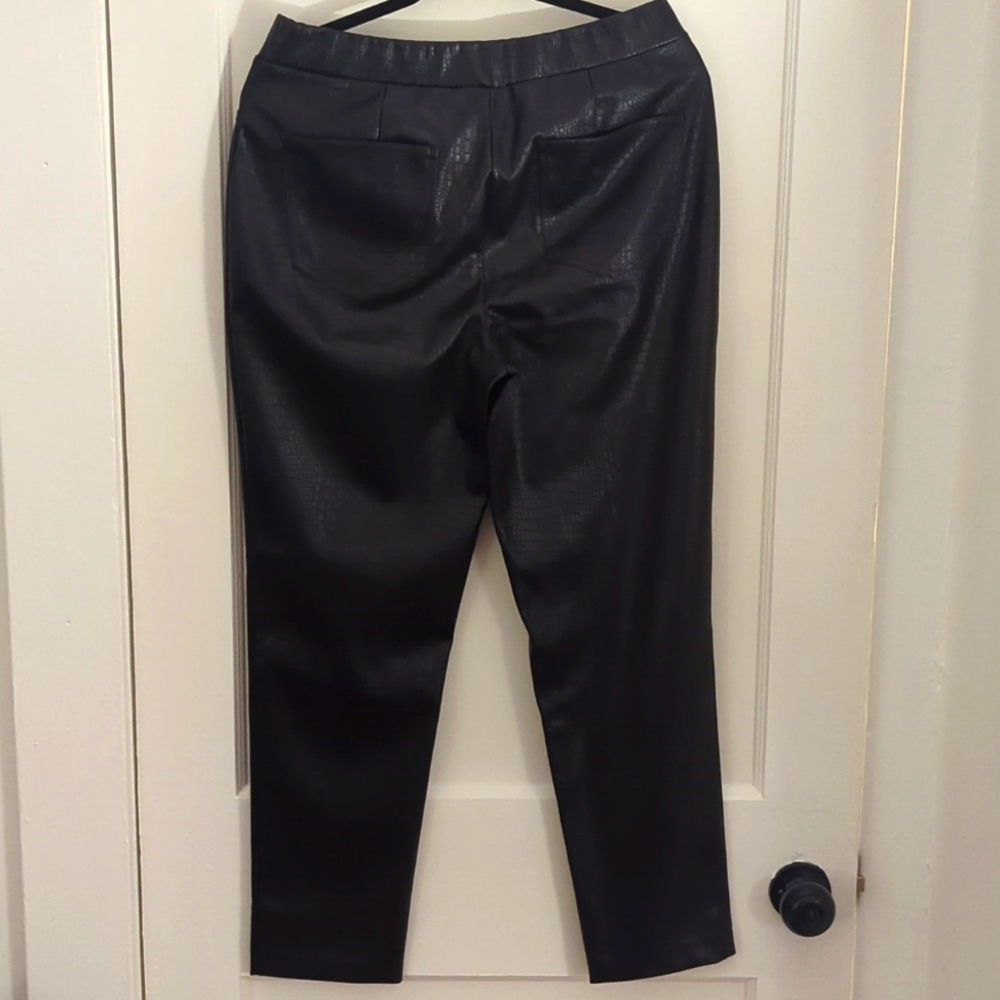 Women's Black ISAAC MIZRAHI Crocodile Texture Women's Pants Size 6 - Picture 2 of 2